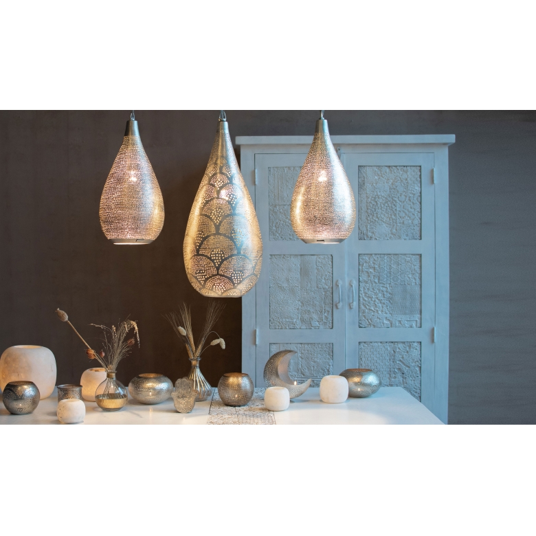 Comment accrocher une rangée de lampes de manière élégante?